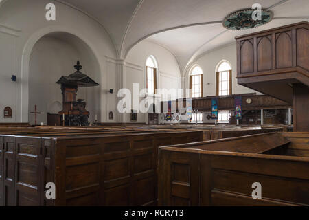 Interno del Groote Kerk di Città del Capo in Sud Africa con la sua-birmano pulpito in legno teak e soffitto a cupola e racchiusi banchi in legno Foto Stock