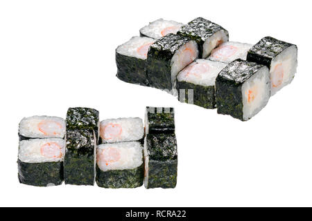 Rotolo di Sushi con gamberi e formaggio. Isolato su sfondo bianco. Tradizionale Giapponese del piatto. Foto Stock