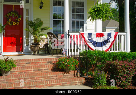 Portico anteriore con festosa Bunting decorazioni Foto Stock