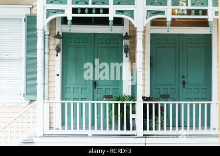 Il Savannah, GE: 10/19/18: Aqua porte e ringhiera ornati in legno sulla casa di Savannah, GA Foto Stock