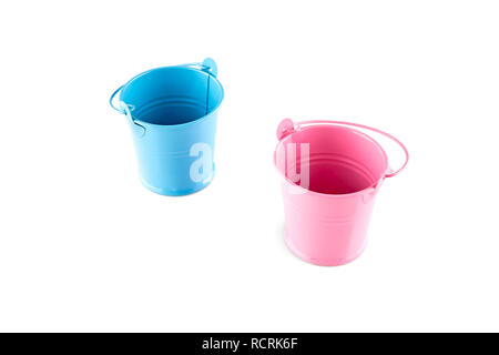 Piccolo blu e rosa bucket. Isolato su sfondo bianco. Foto Stock