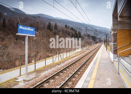 Treno vuoto dalla stazione di Mastellina. La stazione ferroviaria a Trento Malè Mezzana strada ferrata. La regione di sci Val di Sole, Trento, Italia Foto Stock