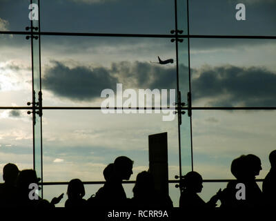 Passeggeri in linea all'aeroporto Foto Stock