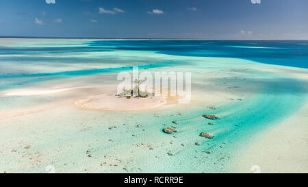 Piccola isola di Rangiroa Atoll, Tuamotu, Polinesia Francese Foto Stock