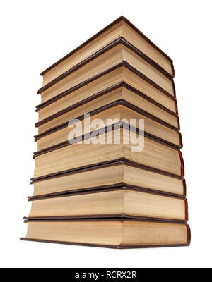 Pile di libri vecchi con pagine ingiallito isolati su sfondo bianco Foto Stock