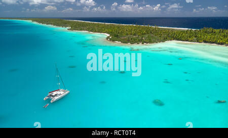 Piccola isola di Rangiroa Atoll, Tuamotu, Polinesia Francese Foto Stock