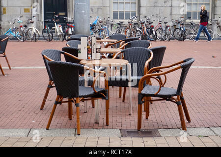 Groningen, provincia di Groningen, Paesi Bassi: cafe tavoli e sedie all'aperto in una strada pedonale con i negozi square, il Grote Markt. Foto Stock