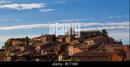 Una vista panoramica su uno dei più bei villaggi di Francia: Roussillon Foto Stock