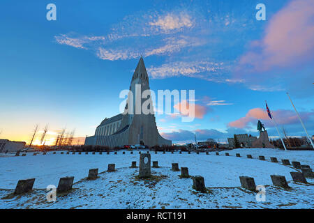 Chiesa Hallgrimskirkja presso sunrise a Reykjavik, Islanda Foto Stock