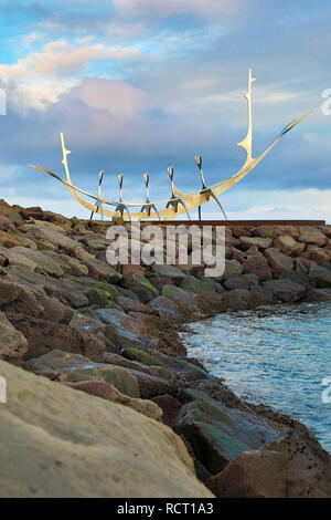 Solfar Sun Voyager scultura in barca da Jon Gunnar Arnason, Reykjavik, Islanda Foto Stock