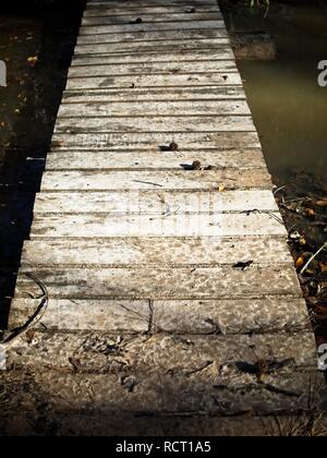 Il Woodlands TX USA - 12/21/2018 - il vecchio ponte di legno su acqua nel bosco Foto Stock
