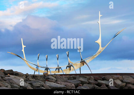 Solfar Sun Voyager scultura in barca da Jon Gunnar Arnason, Reykjavik, Islanda Foto Stock