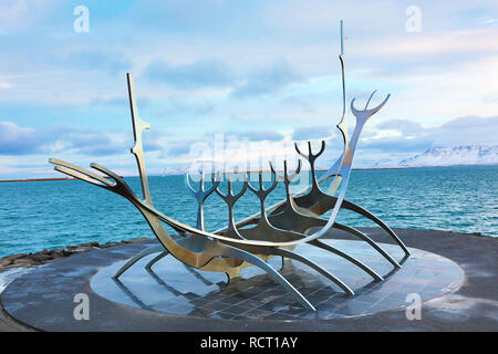 Solfar Sun Voyager scultura in barca da Jon Gunnar Arnason, Reykjavik, Islanda Foto Stock