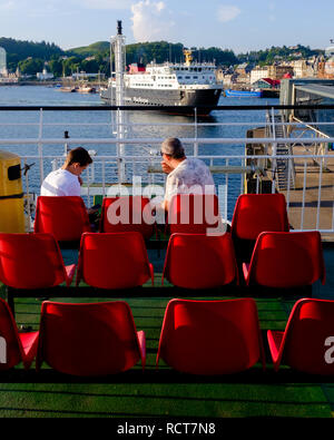 Passeggeri a bordo Craignure a Oban ferry crossing Highlands della Scozia Foto Stock