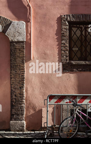 In autunno la luce crea un interessante composizione in una parete a Roma il quartiere di Trastevere Foto Stock