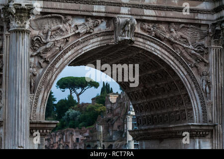 Arco di Settimio Severo nel Foro Romano al tramonto Foto Stock