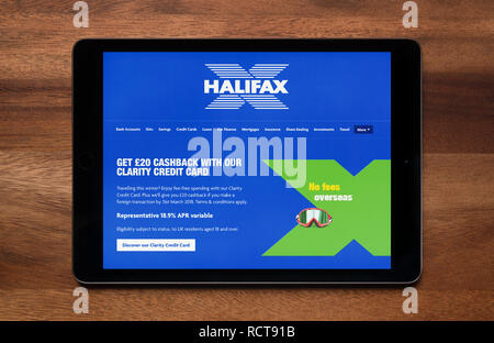 Il sito web della banca di Halifax è visto su un tablet iPad, il quale è appoggiato su un tavolo di legno (solo uso editoriale). Foto Stock