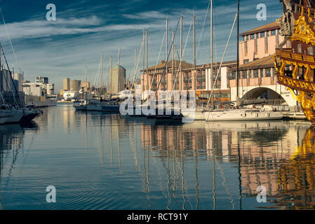 Fila di yacht a vela riflettendo in acqua, ormeggiata nel porto di calma del vecchio porto, il Porto Antico di Genova, Italia Foto Stock