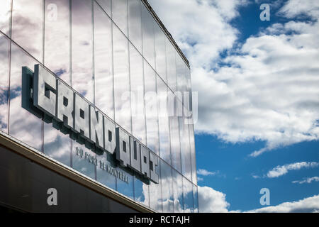 MONTREAL, Canada - 7 Novembre 2018: Grand quai du Port de Montreal logo sul Porto di Montreal. Il grande Quay è un rinnovato dock trasformato in un Cultu Foto Stock