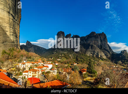 Case Greche sulle colline tra ripide rocce di Meteora montagne, Kalabaka, Tessaglia, Grecia Foto Stock