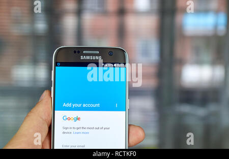 MONTREAL, Canada - 23 Giugno 2016 : Account Google Accedi a Samsung S7 schermo. Foto Stock