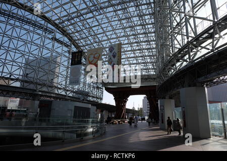 Kanazawa la stazione ferroviaria e il terminal degli autobus al mattino presto Foto Stock