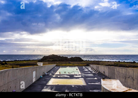 Sao Miguel island, Azzorre, Portogallo - 30 Settembre 2015: Ponta da Ferraria hot springs - famoso centro termale sulle Azzorre. Oceano atlantico sullo sfondo Foto Stock