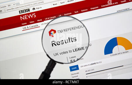 MONTREAL, Canada - 24 Giugno 2016 : Brexit risultati su BBC News del sito sotto la lente di ingrandimento. Il Brexit, abbreviazione di "British exit' si riferisce alla Foto Stock