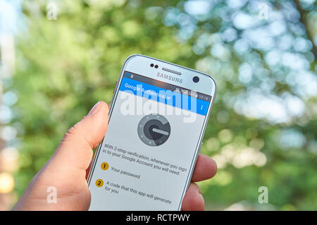 MONTREAL, Canada - 23 Maggio 2016 : Google applicazioni Autenticatore sul Samsung S7. L'applicazione funziona con 2-fase Verifica per account Google per stabilito Foto Stock