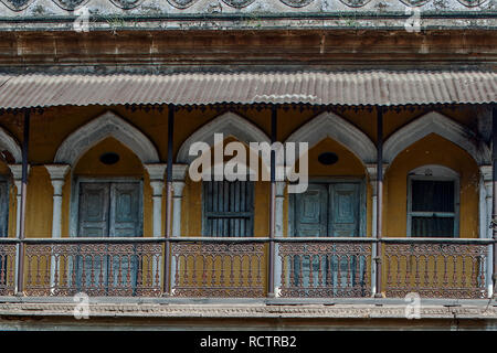 04-ott-2005 nel lato Ramnagar Fort Varanasi antico edificio di architettura- Uttar Pradesh , India asia Foto Stock