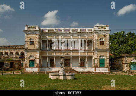 04-ott-2005 nel lato Ramnagar Fort Varanasi antico edificio di architettura- Uttar Pradesh , India asia Foto Stock