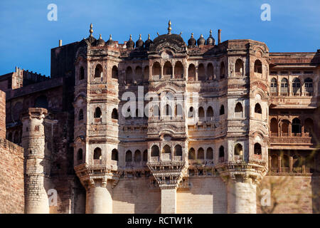 Forte Mehrangarh con torri a cielo blu in Jodhpur, Rajasthan, India Foto Stock