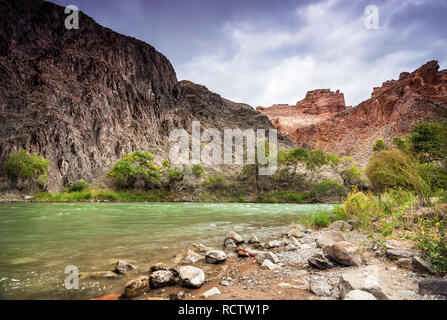 Fiume Charyn in canyon con rocce nel deserto a cielo nuvoloso in Kazakistan Foto Stock