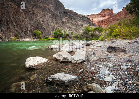 Fiume Charyn in canyon con rocce nel deserto a cielo nuvoloso in Kazakistan Foto Stock