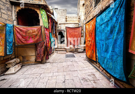 Città mercato di strada con negozi di Jaisalmer fort nel Rajasthan, India Foto Stock