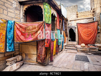 Città mercato di strada con negozi di Jaisalmer fort nel Rajasthan, India Foto Stock