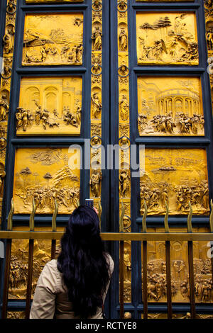 Il est le porte del Battistero di Firenze con la "Porta del Paradiso" del Ghiberti. Foto Stock