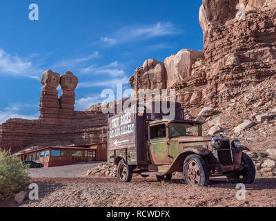 Vecchia Chevrolet carrello, Twin Rocks Trading Post, Bluff, Utah. Foto Stock