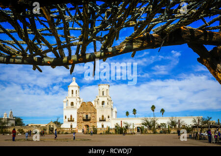 Spinoso cactus cholla materiale utilizzato per la copertura di ombra per i nativi americani i fornitori di prodotti alimentari presso la storica missione di San Xavier del Bac, nei pressi di Tucson, AZ Foto Stock