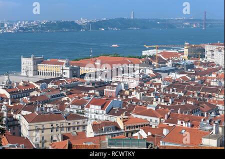 Affacciato su Lisbona e Praça do Comercio, la piazza del commercio, vicino al fiume Tajus, quartiere Baixa, Lisbona, Portogallo, Europa Foto Stock