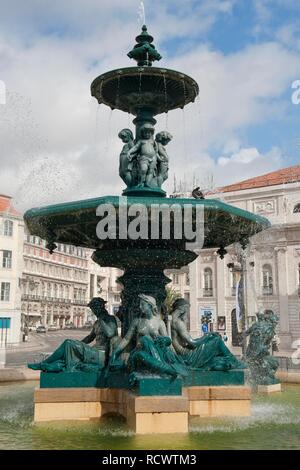 Fontana di bronzo sulla Praça Rossio, quartiere Baixa, Lisbona, Portogallo, Europa Foto Stock