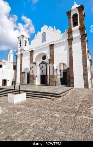 Santa Maria da Lagoa o la chiesa di Nossa Senhora de Lagoa, Monsaraz, Alentejo, Portogallo, Europa Foto Stock