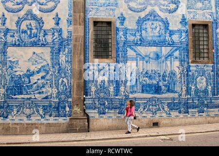 Capela das Almas, al di fuori della parete ricoperta con azulejos, Porto, Sito Patrimonio Mondiale dell'Unesco, Portogallo, Europa Foto Stock