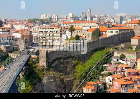 Vista sul Dom Luis i bridge, il centro storico e le mura Fernandina, Porto, Sito Patrimonio Mondiale dell'Unesco, Portogallo Foto Stock