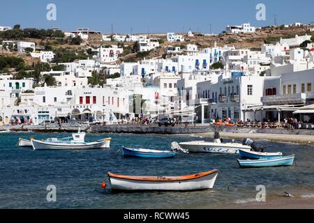 Barche nella baia di Mykonos, Porto, Old Town, Mykonos, Grecia, Europa Foto Stock