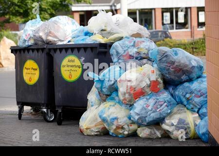 Sacchi della spazzatura in un ristorante McDonalds, Bonn, Renania settentrionale-Vestfalia Foto Stock