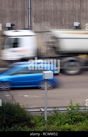 Radar velocità controllata monitoraggio con autovelox, sull'autostrada A44 autostrada, in cento chilometri all ora di limiti di velocità Foto Stock