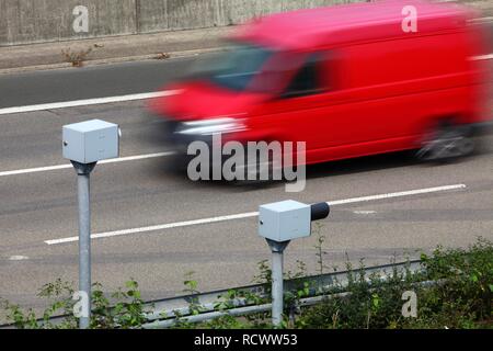 Radar velocità controllata monitoraggio con autovelox, sull'autostrada A44 autostrada, in cento chilometri all ora di limiti di velocità Foto Stock