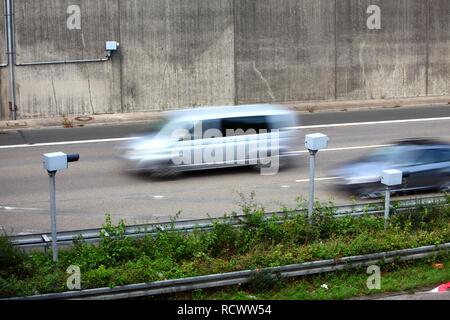 Radar velocità controllata monitoraggio con autovelox, sull'autostrada A44 autostrada, in cento chilometri all ora di limiti di velocità Foto Stock