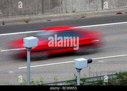 Radar velocità controllata monitoraggio con autovelox, sull'autostrada A44 autostrada, in cento chilometri all ora di limiti di velocità Foto Stock